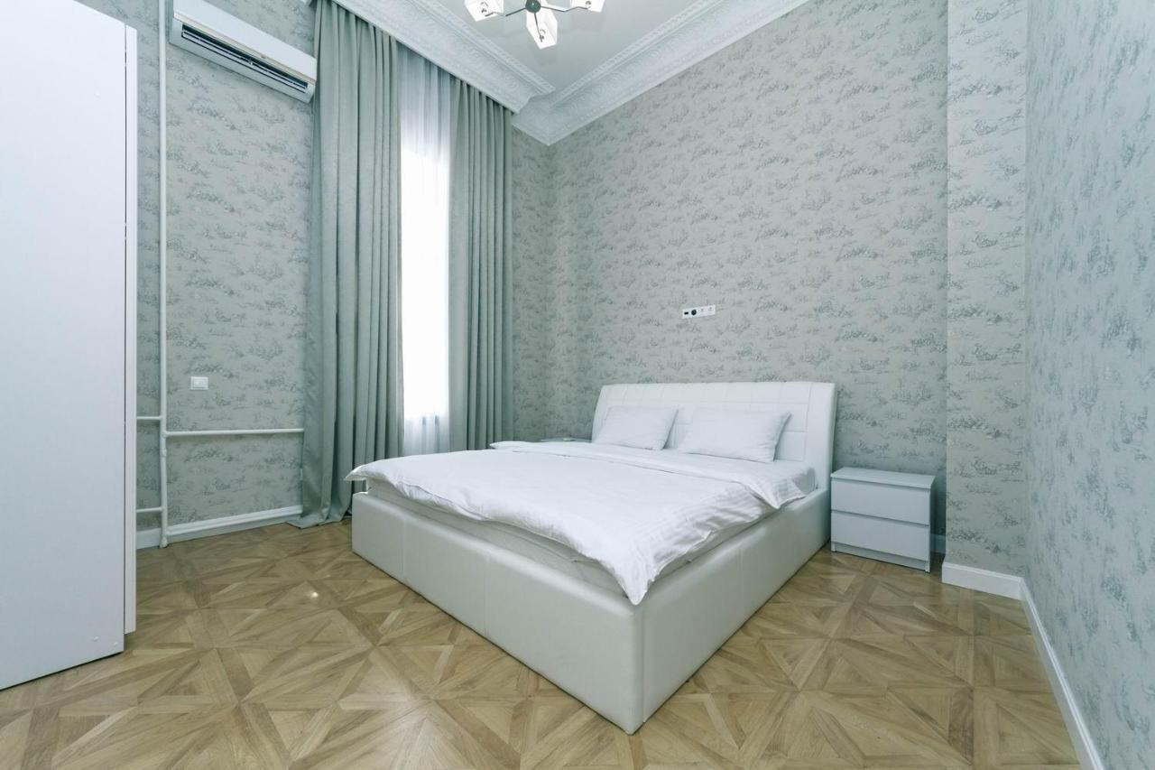 Luxury Beatiful Apartment On Pyshkinska Street Kyiv Exterior foto